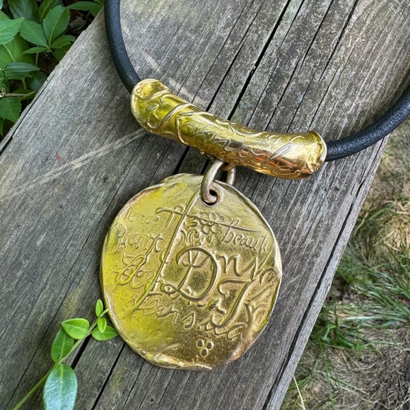 DKNY Disc Logo Pendant  Cord Necklace. - Picture 8 of 11